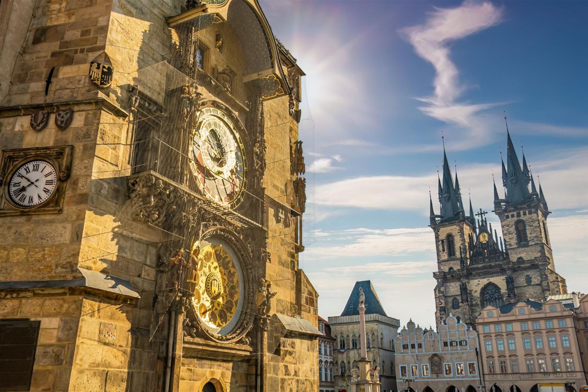 Staroměstský orloj a Týnský chrám v Praze