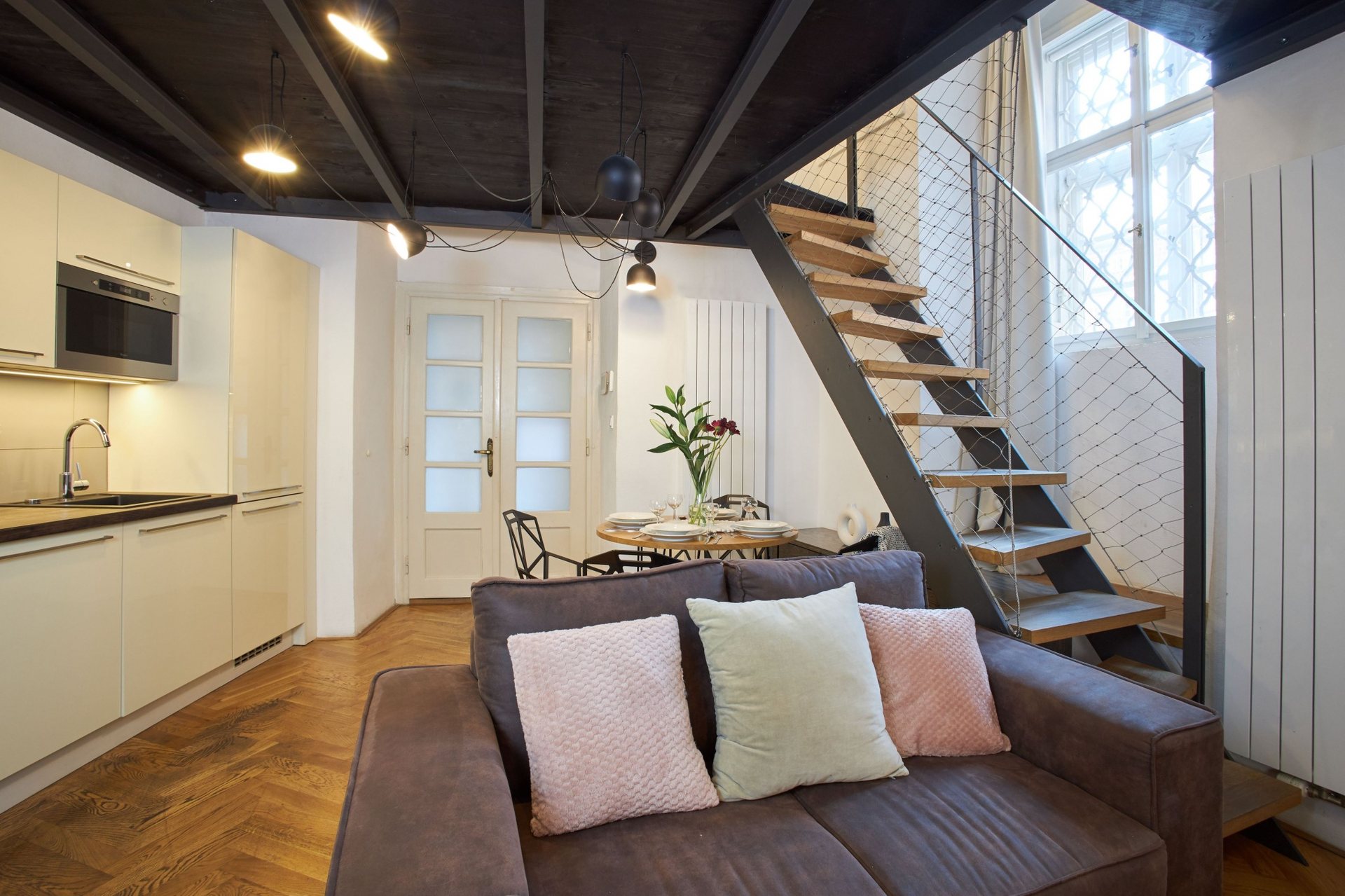 Obývací část apartmánu Azalea pod patrem na spaní