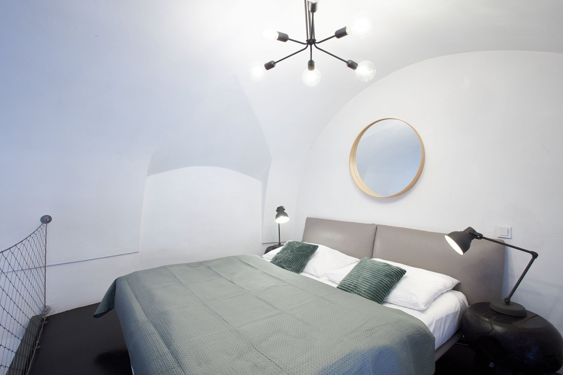 Postel na patře apartmánu Azalea