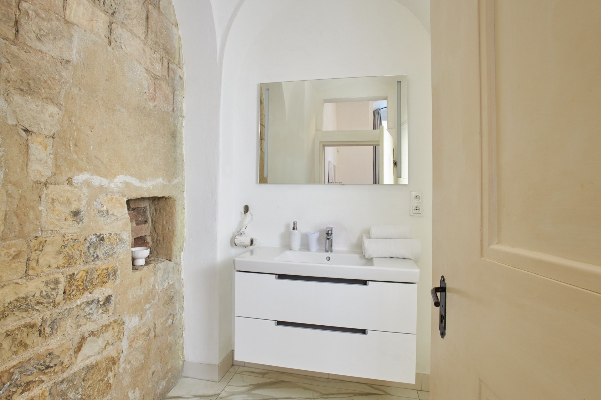 Koupelna apartmánu Azalea s kamennou zdí