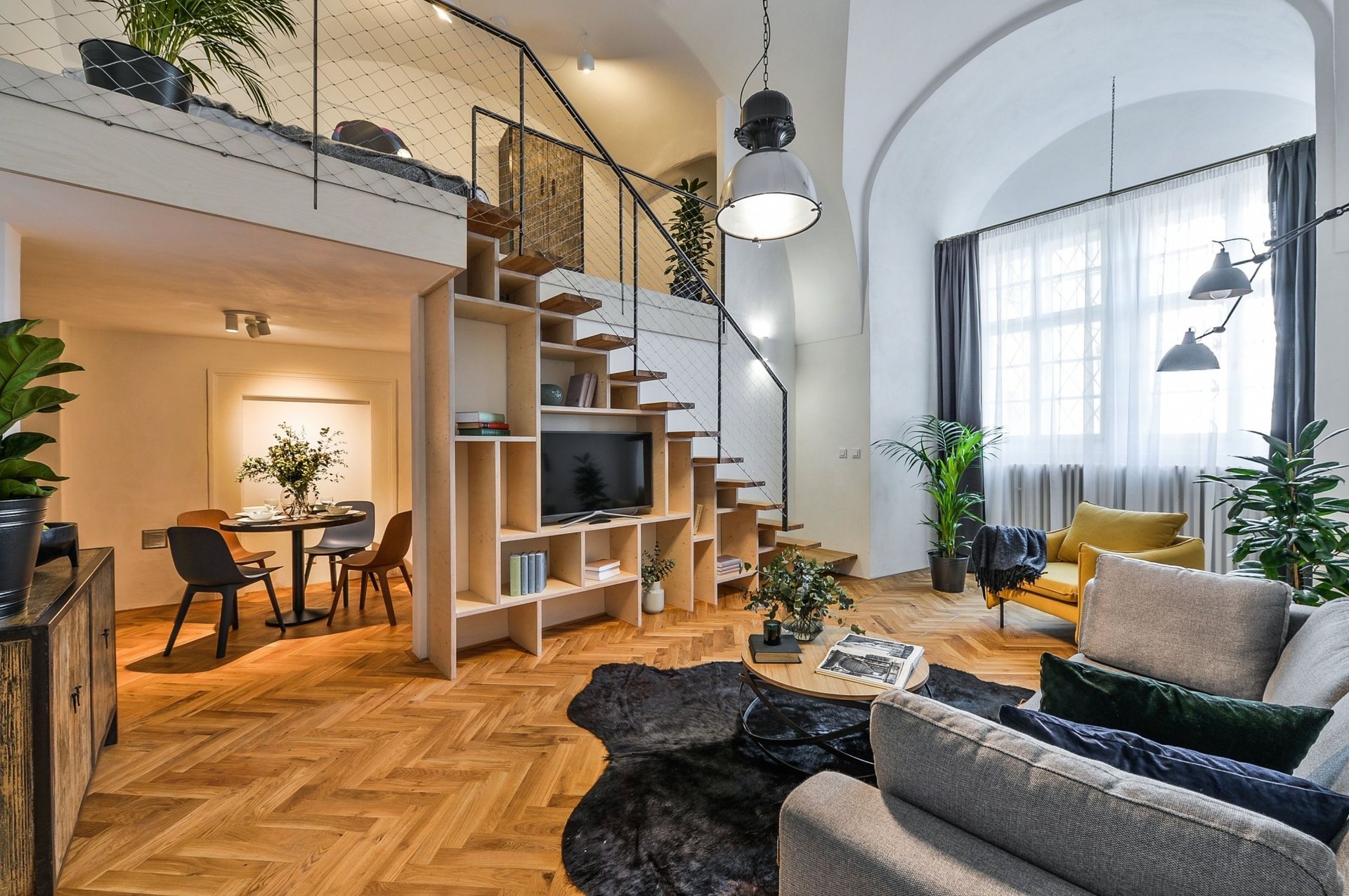 Loft Begonia s vysokým stropem a schodištěm na patro na spaní