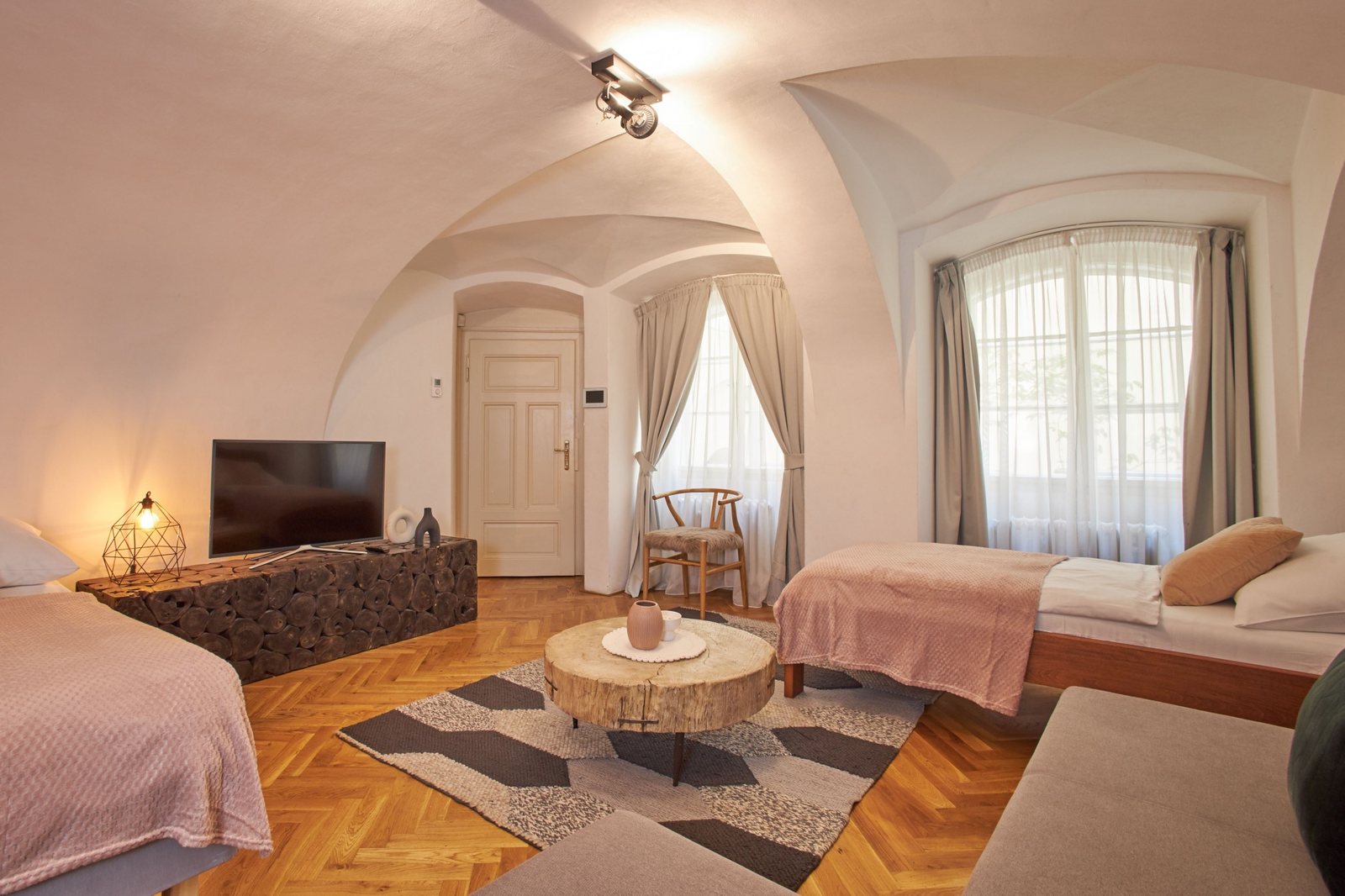 Obývací pokoj apartmánu Calendula s klenutým stropem