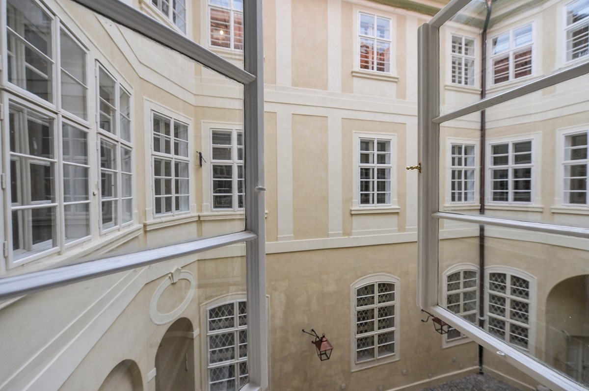 Nádvoří paláce z okna apartmánu Dahlia
