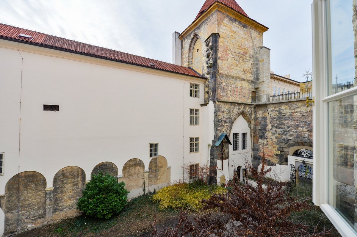 Věž kostela Panny Marie pod řetězem z okna apartmánu Gladiolus
