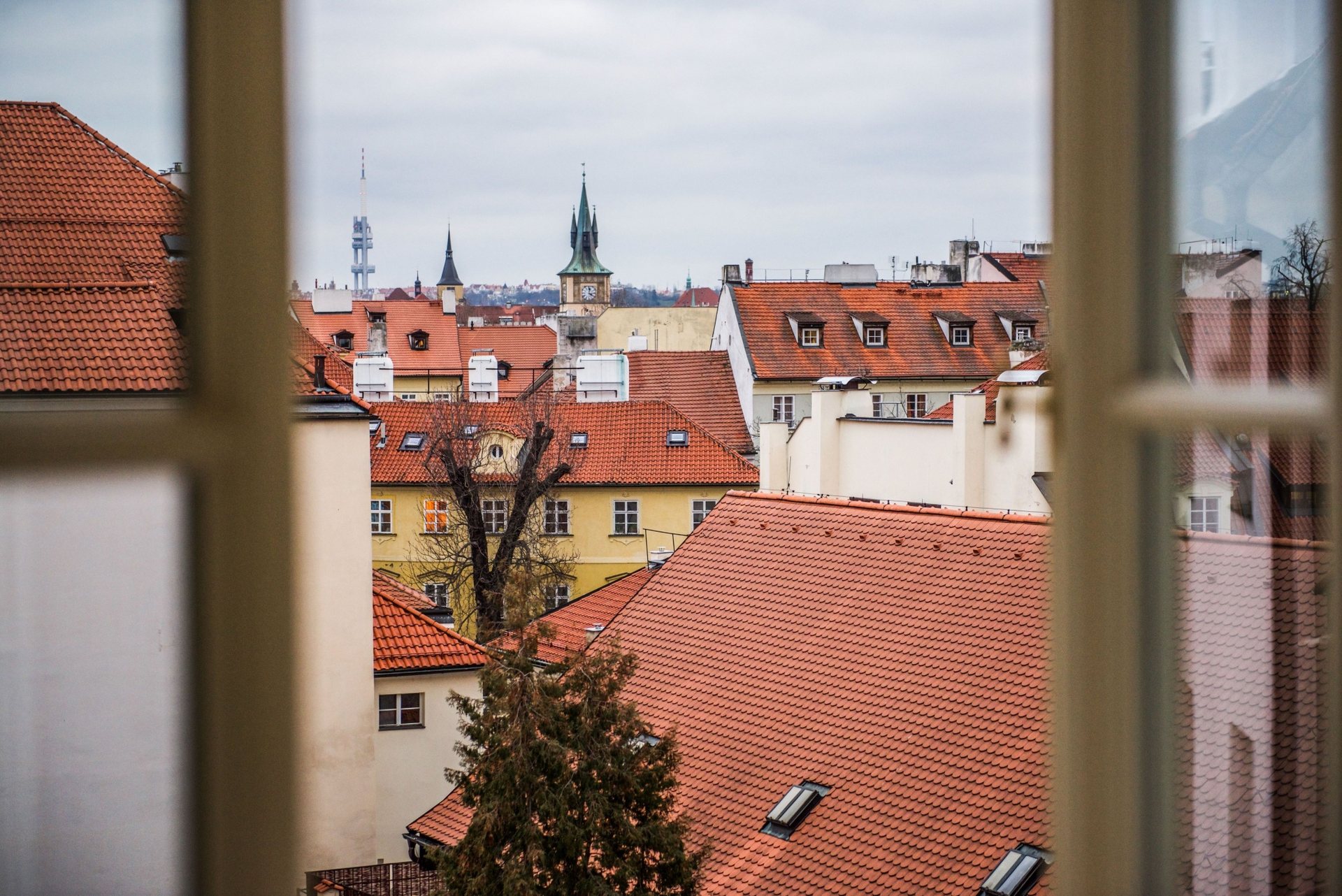 Střechy a věže Malé Strany z okna apartmánu Hollyhock