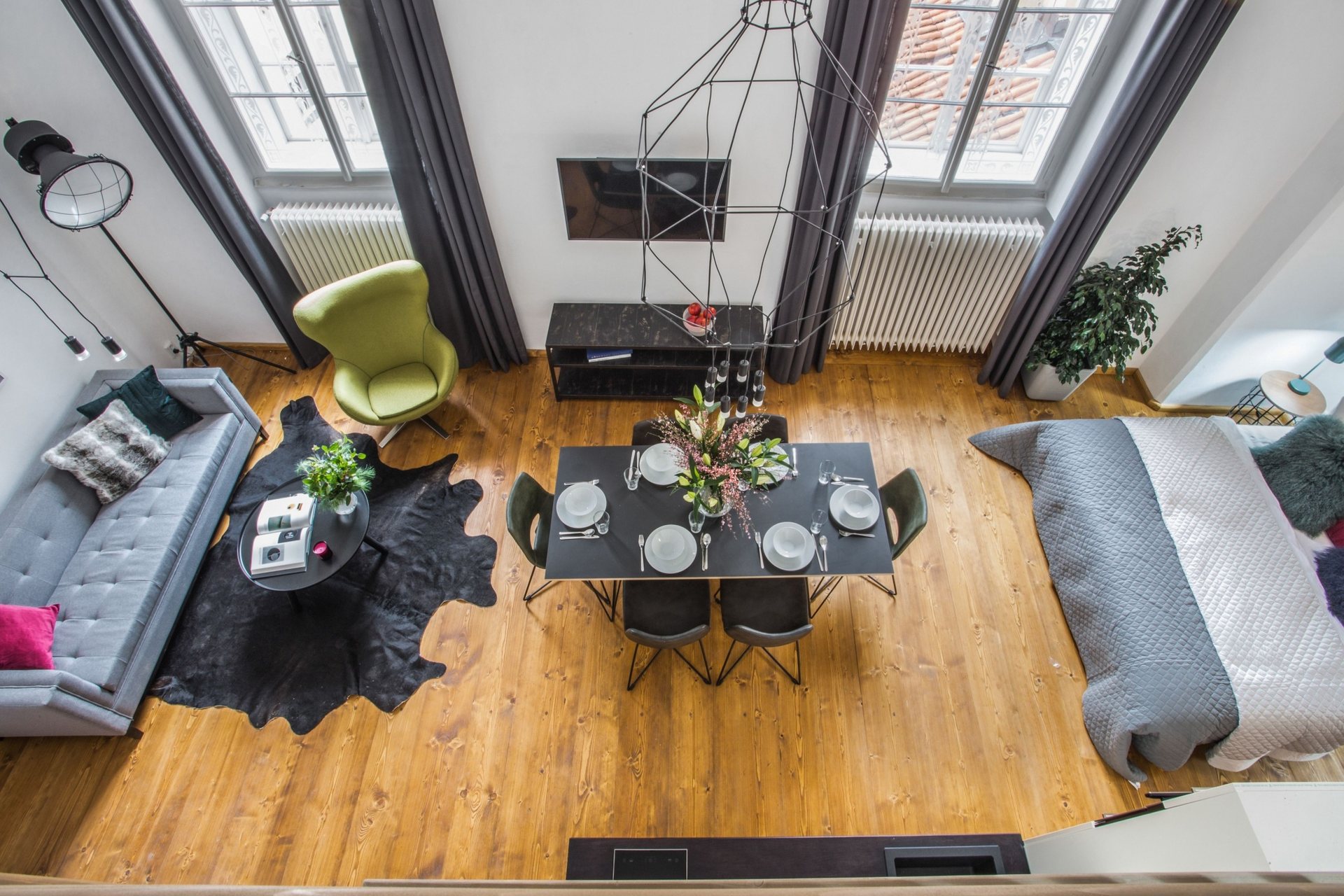 Loft Iris shora, s jídelním stolem a obývací částí