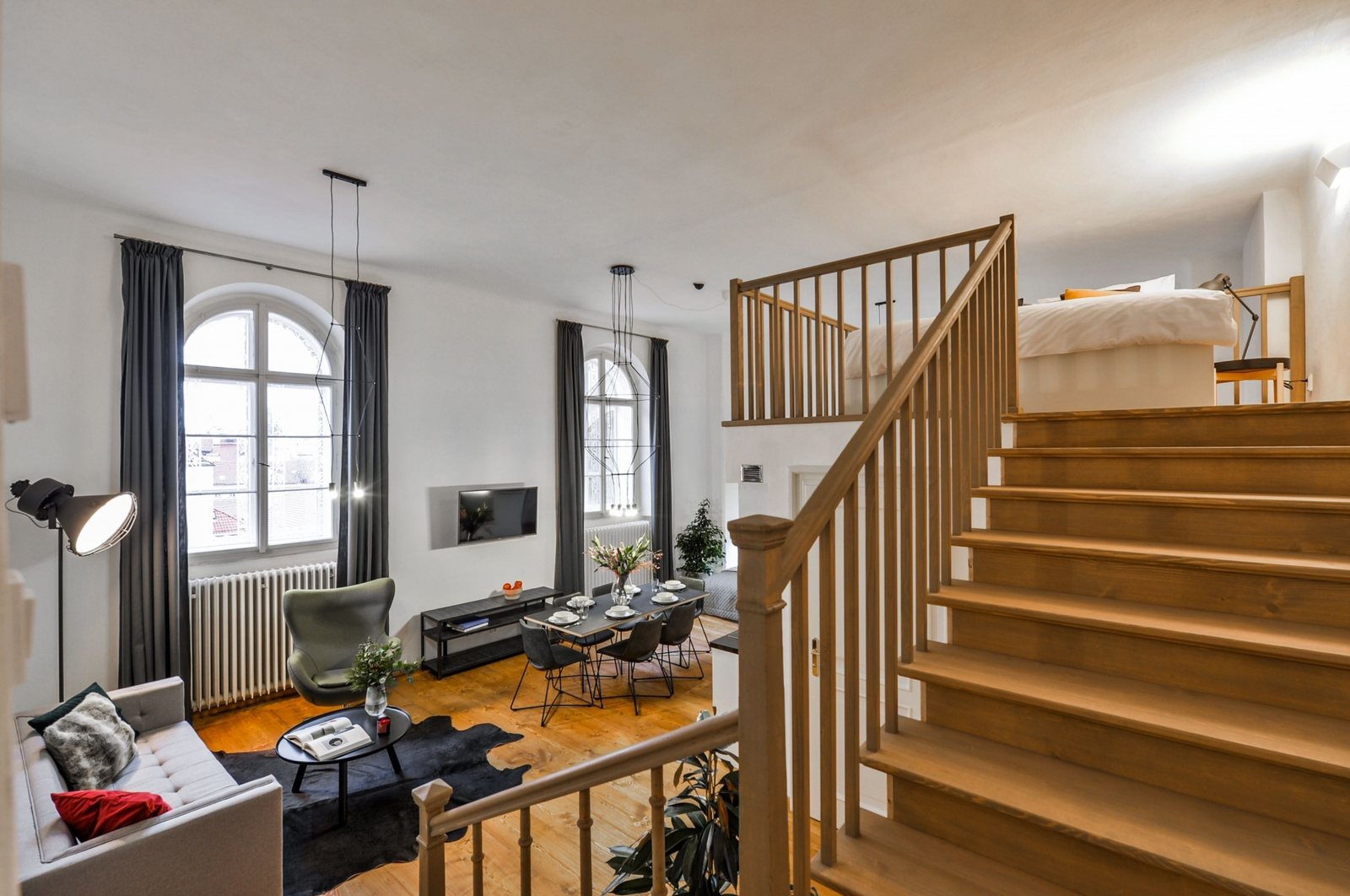 Loft Iris se schodištěm na patro na spaní