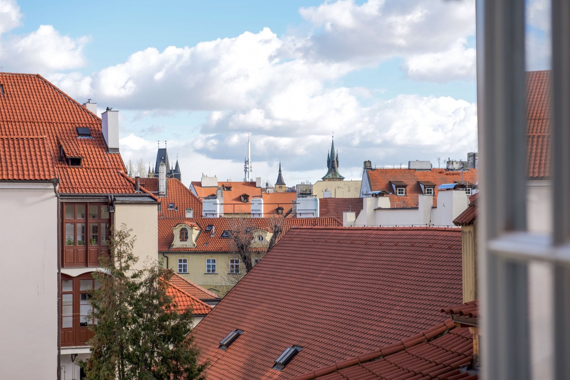 Červené střechy Malé Strany z okna apartmánu Iris