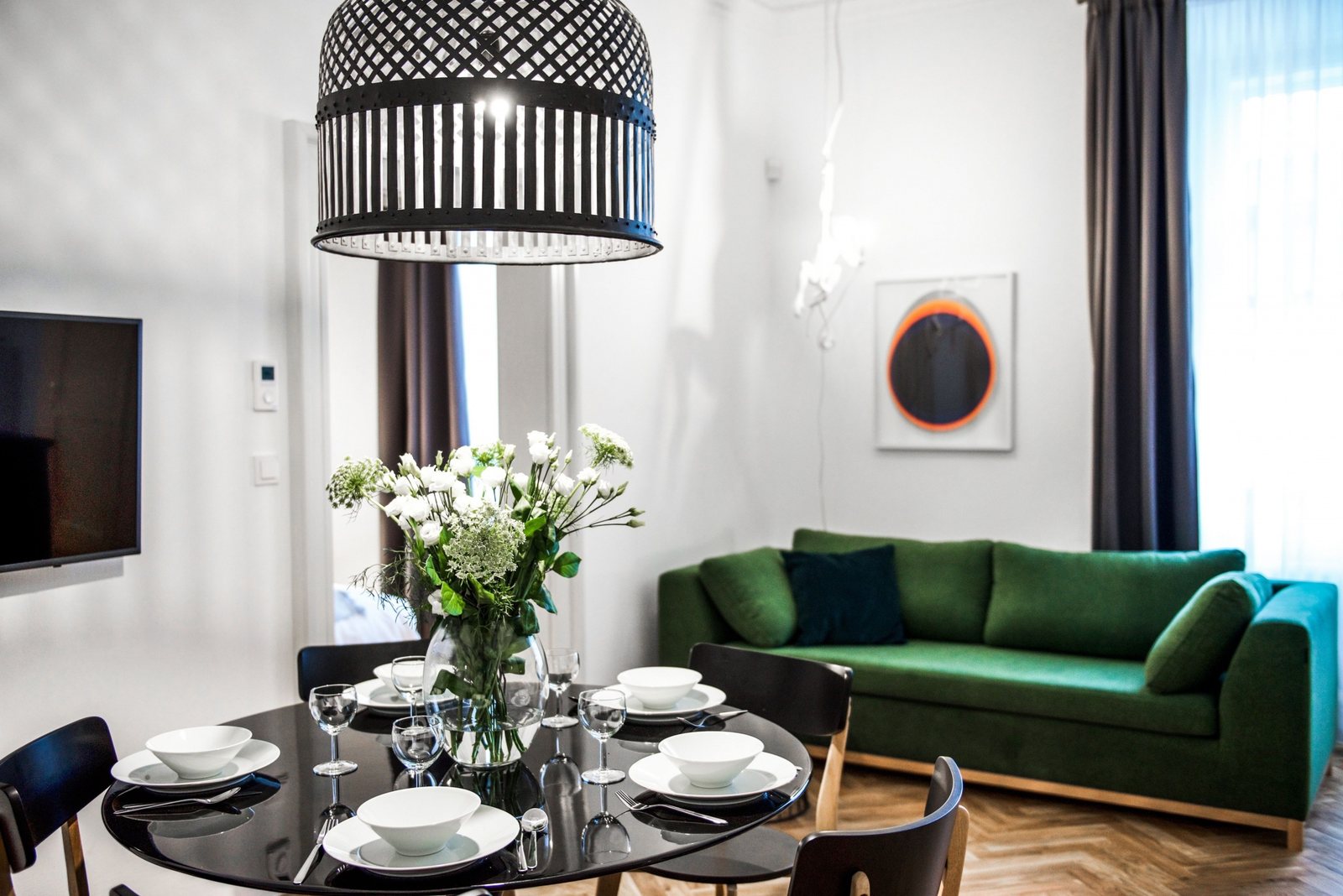 Jídelní stůl a pohovka v apartmánu Jasmine