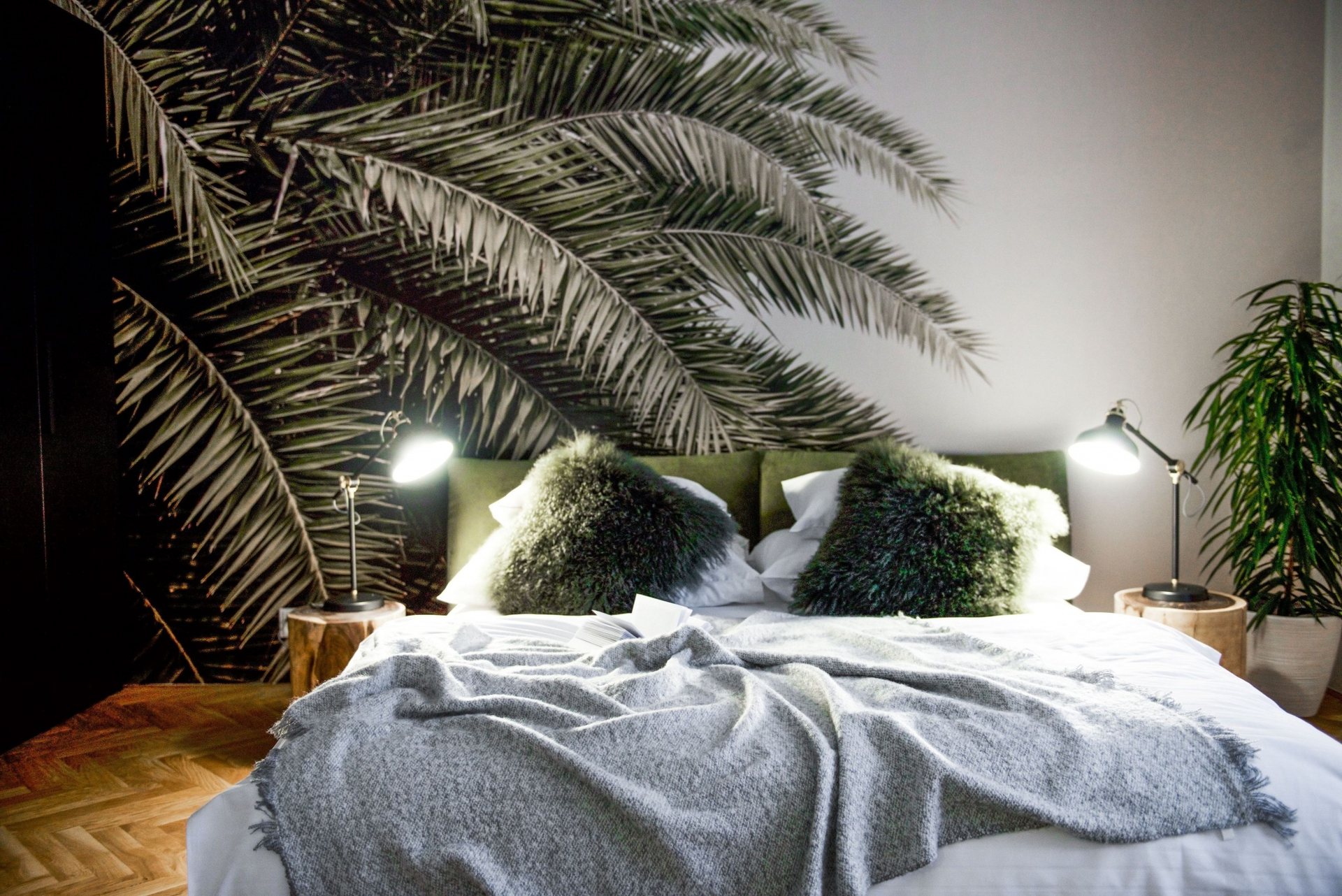 Ložnice apartmánu Jasmine s tapetou s palmovými listy