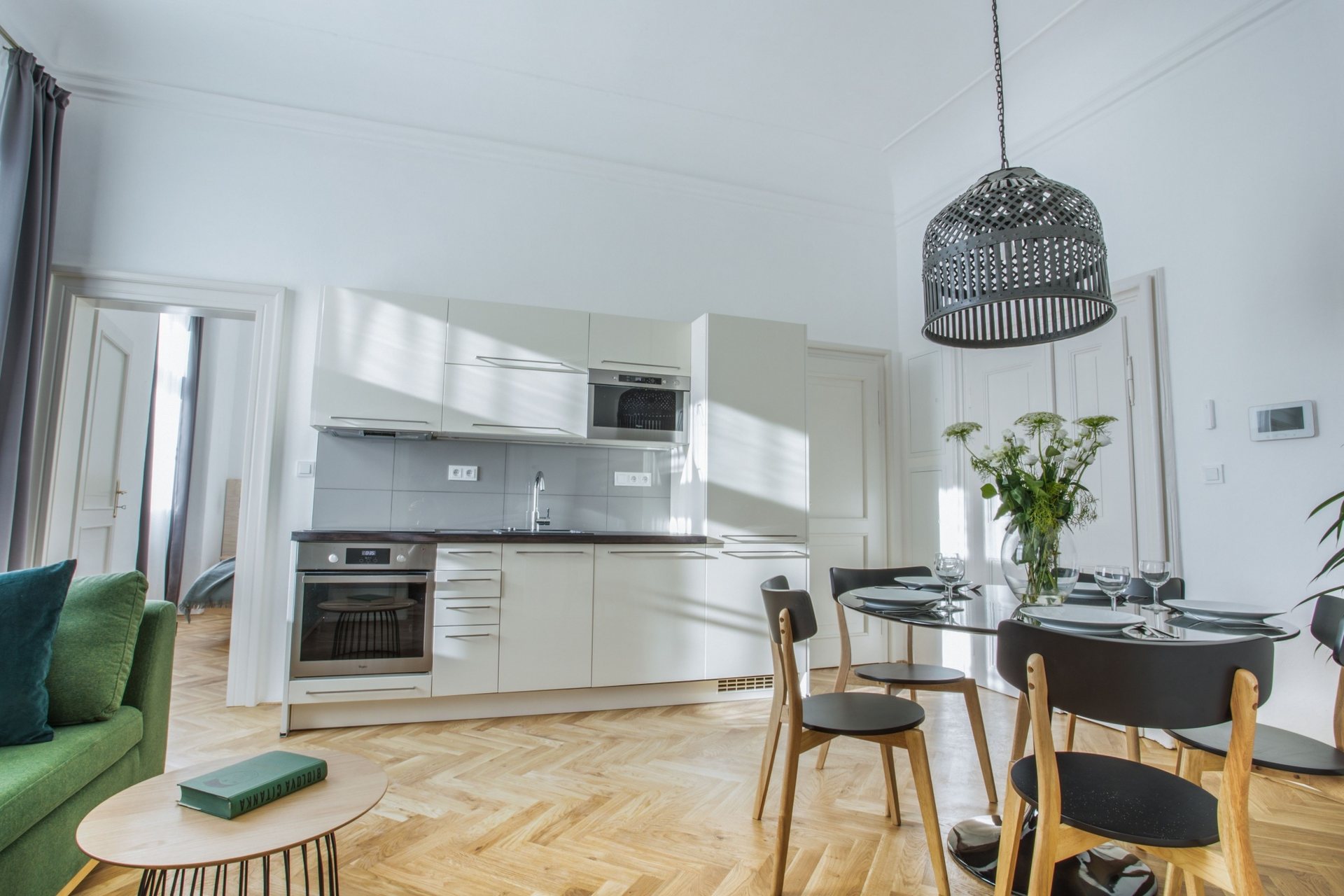Kuchyň a jídelní stůl v apartmánu Jasmine