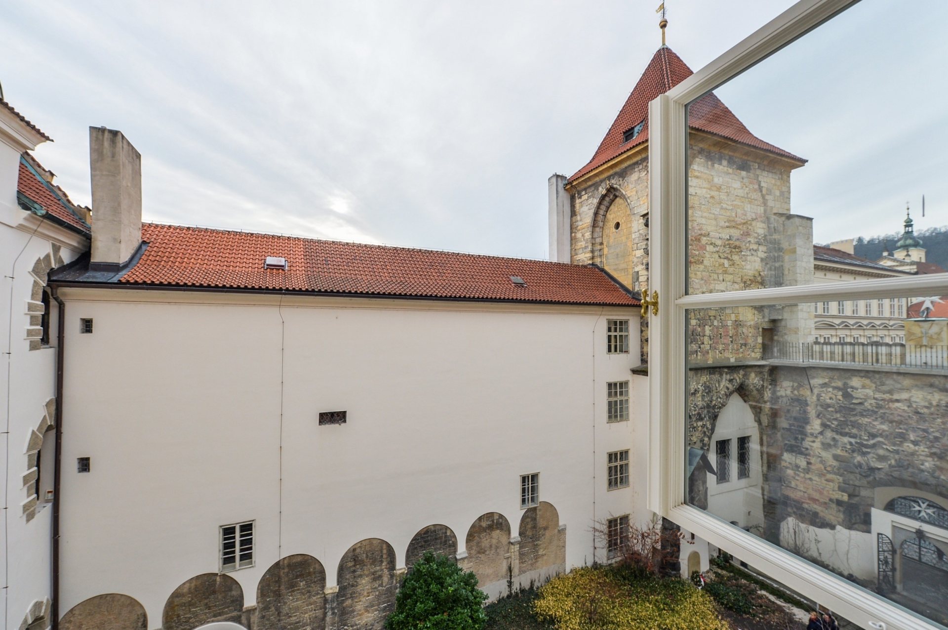 Věž kostela a zahrada z okna apartmánu Jasmine