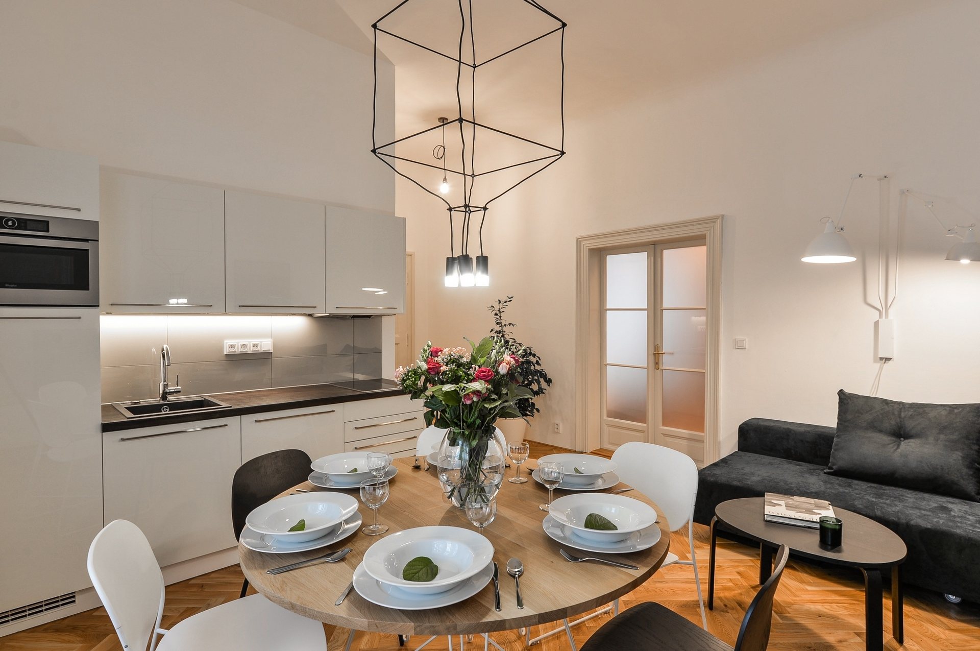 Prostřený stůl v kuchyni apartmánu Kalmia