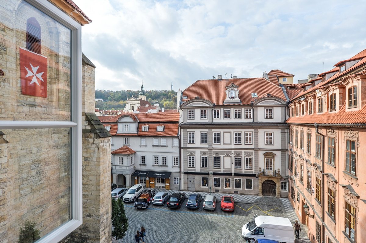 Maltézské náměstí s parkujícími auty z okna apartmánu Lily