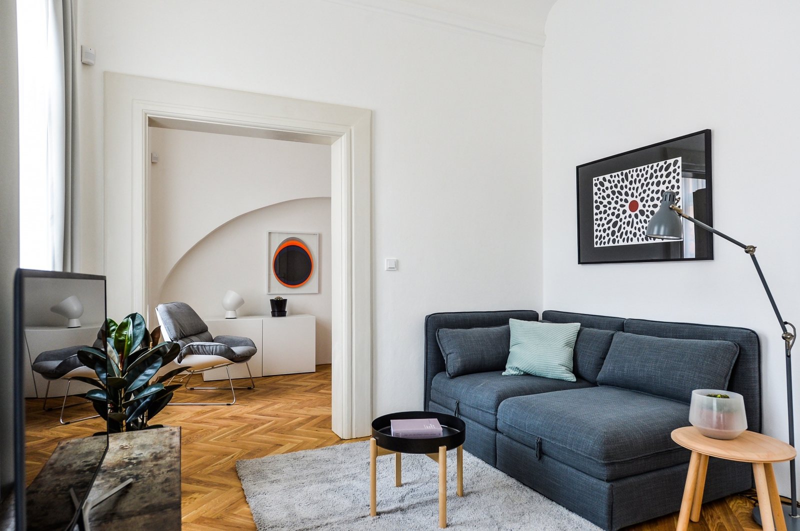 Obývací pokoj apartmánu Magnolia s výhledem do ložnice