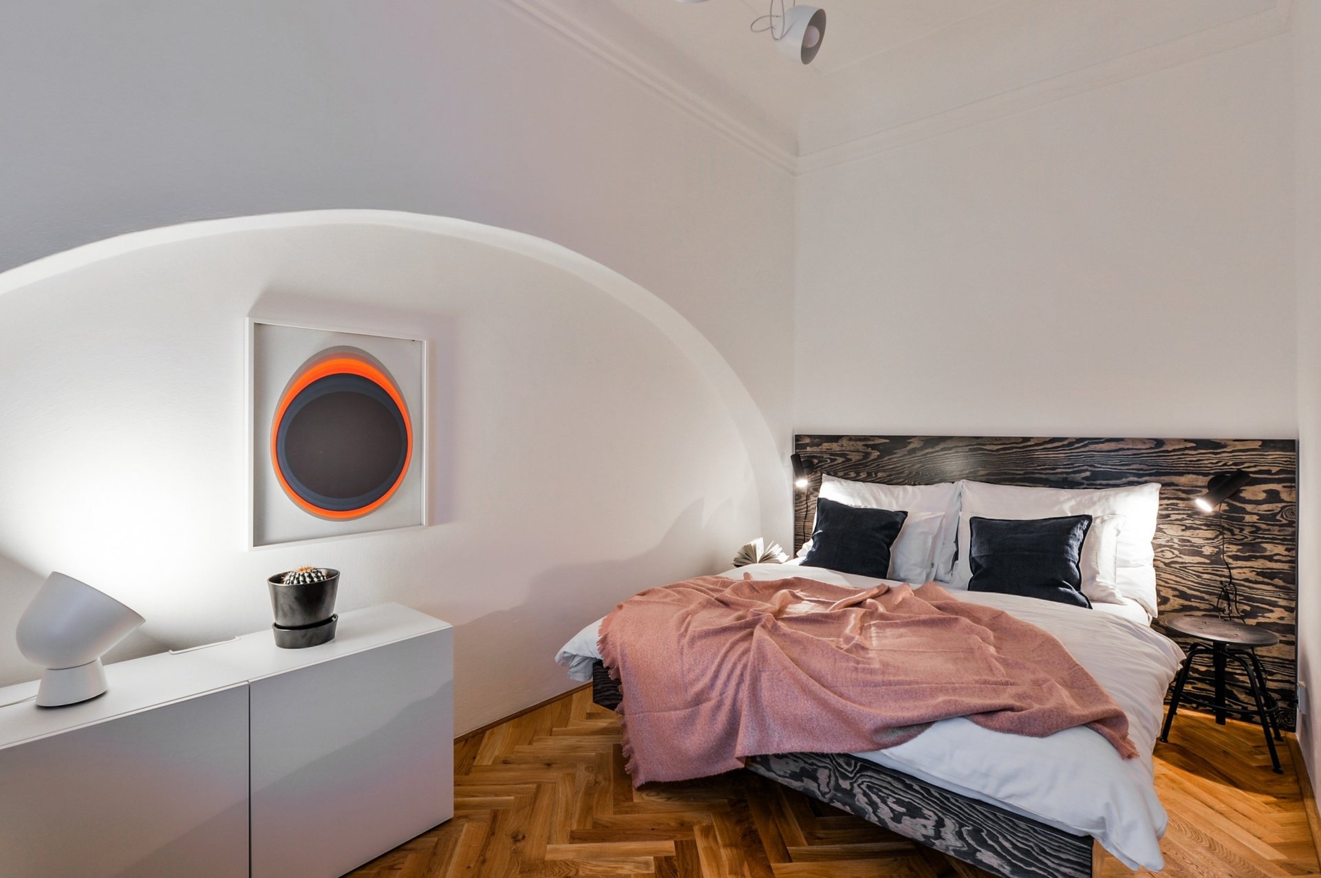 Ložnice apartmánu Magnolia s původní klenbou