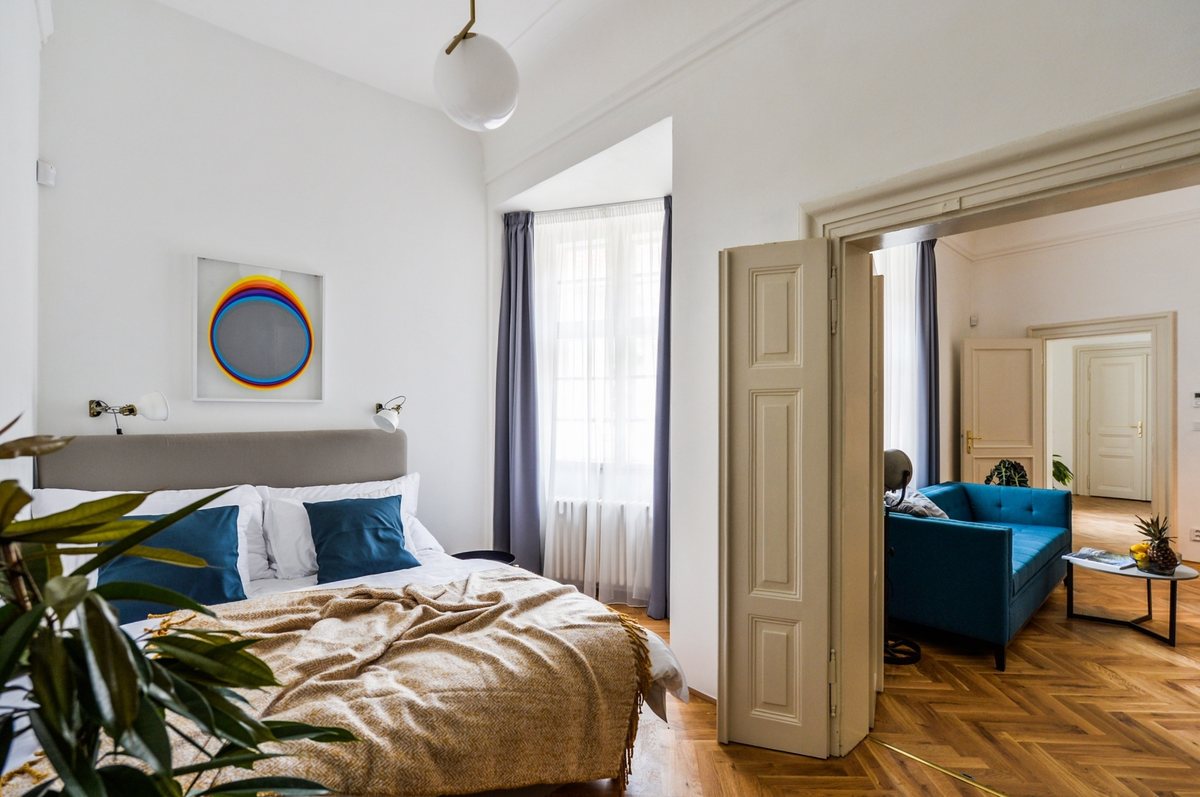 Ložnice a dveře do obývacího pokoje v apartmánu Neroli