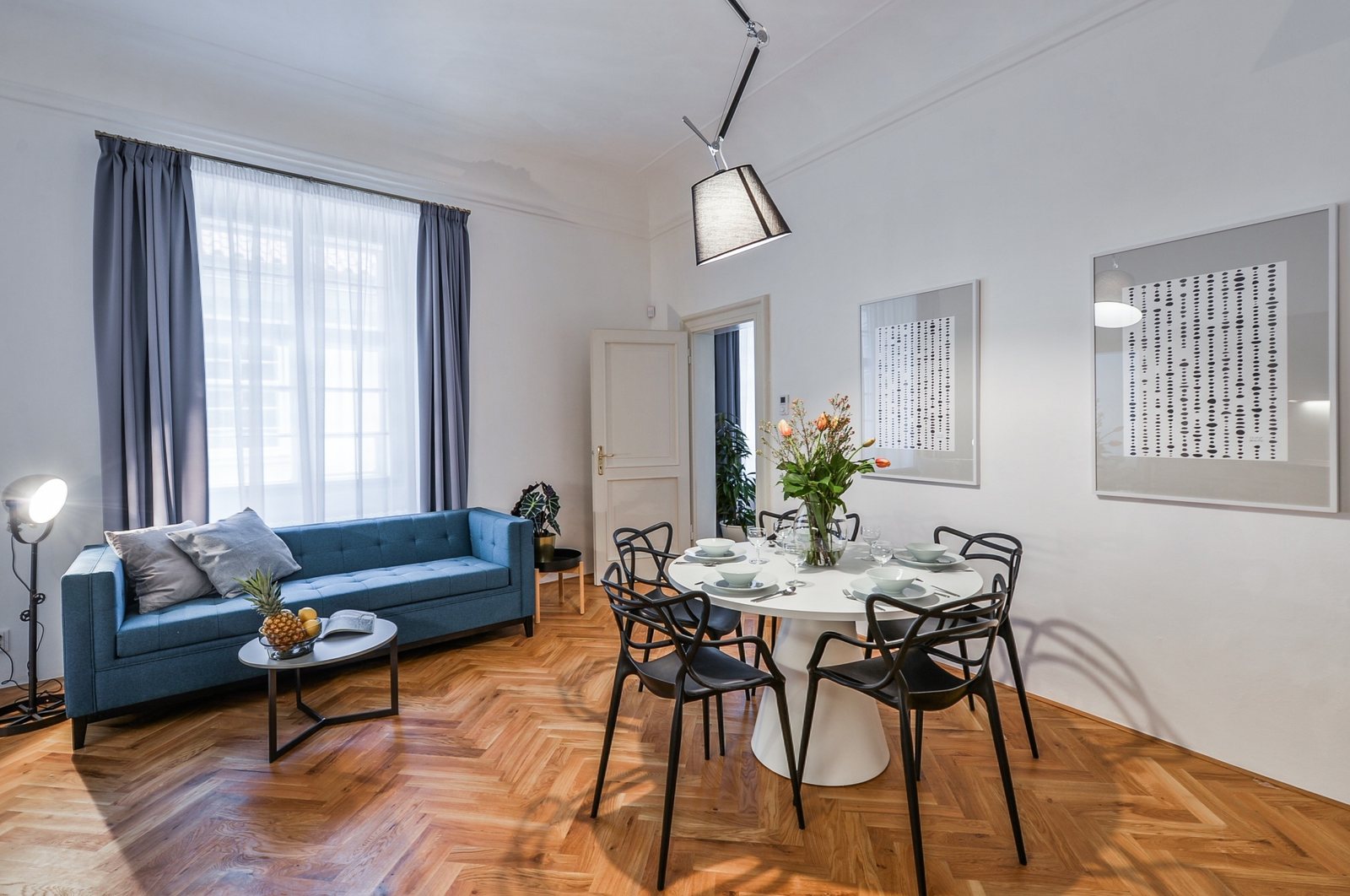 Obývací pokoj a jídelní stůl v apartmánu Neroli