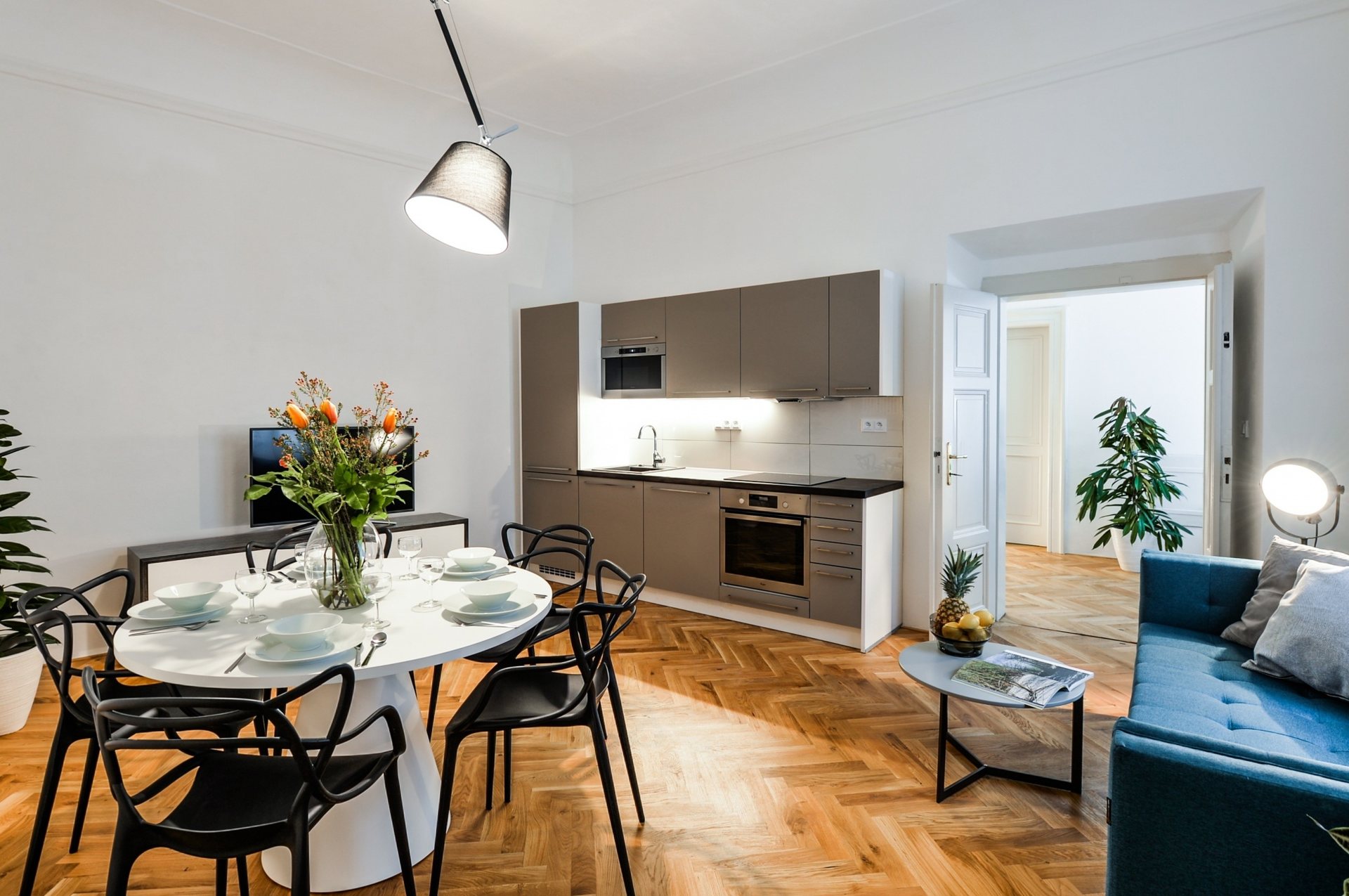Kuchyně a jídelní stůl v apartmánu Neroli