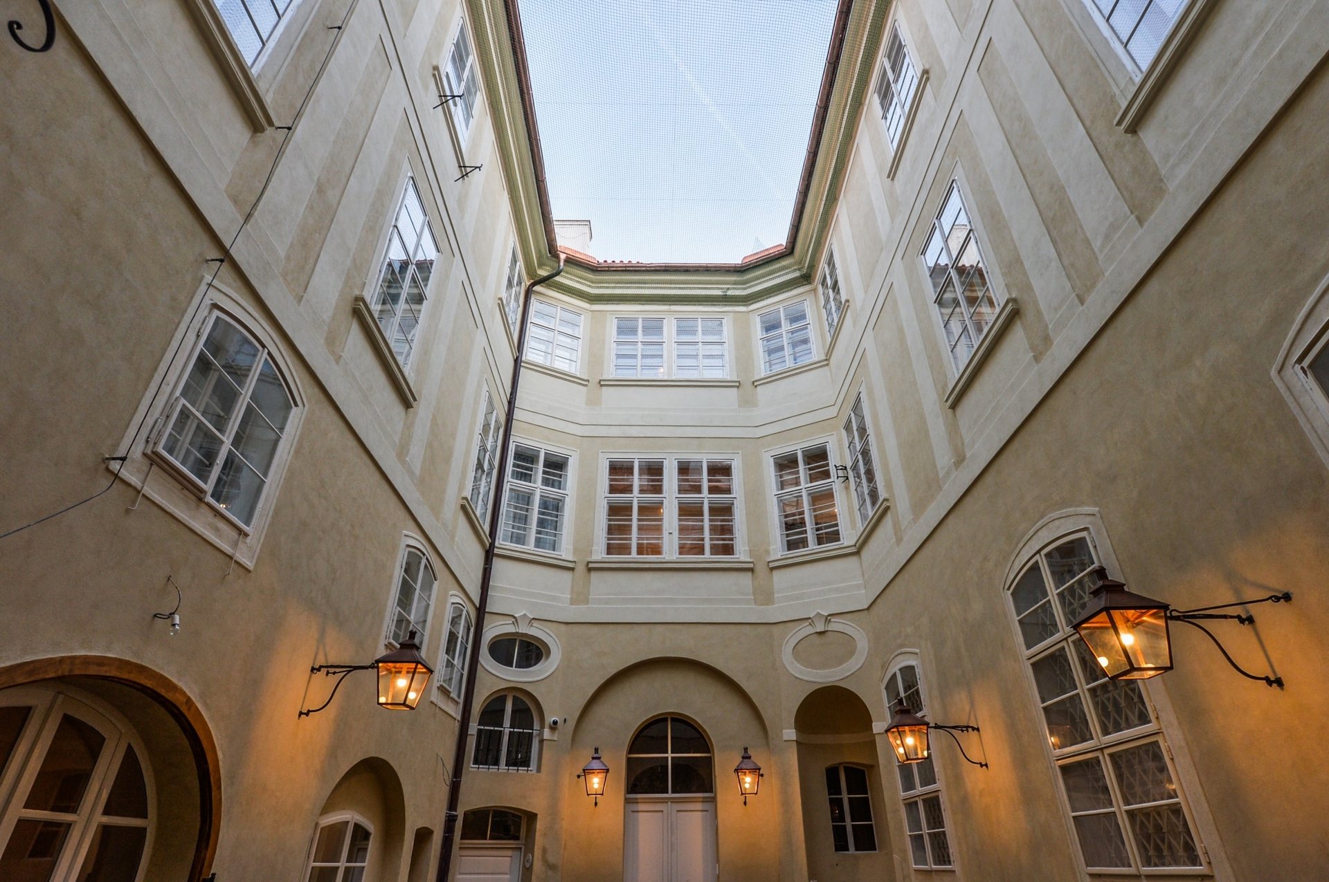 Nádvoří paláce s osvětlenými arkádami
