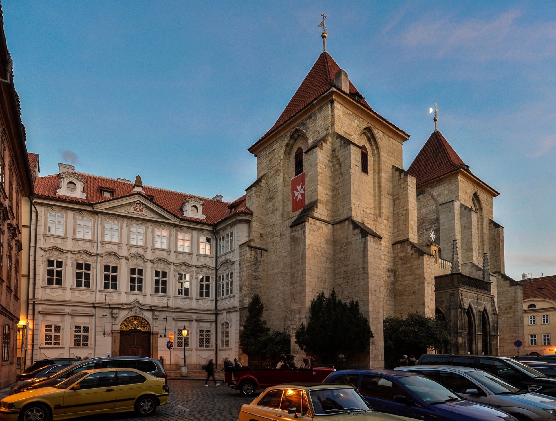 Barokní palác a kostel Panny Marie pod řetězem za soumraku